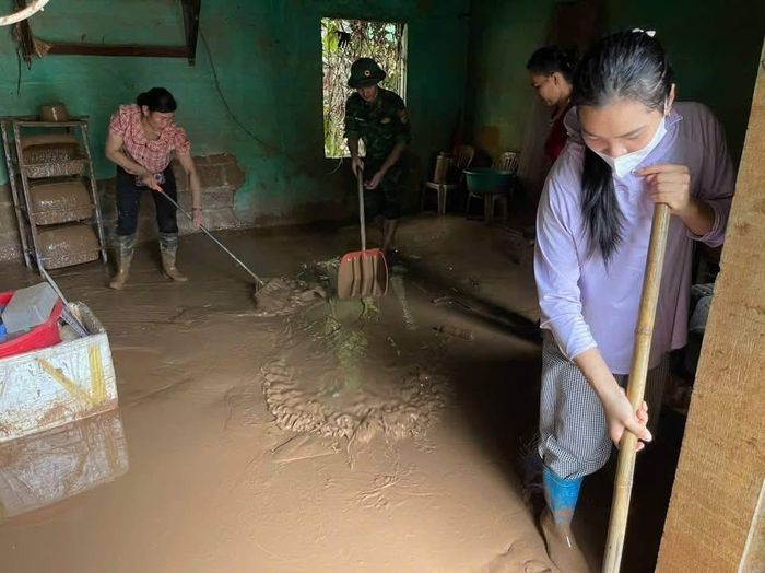  Cán bộ, chiến sĩ hỗ trợ người dân ở vùng tâm lũ của tỉnh Lạng Sơn khắc phục hậu quả mưa lũ. Ảnh: BIÊN PHÒNG TỈNH LẠNG SƠN 