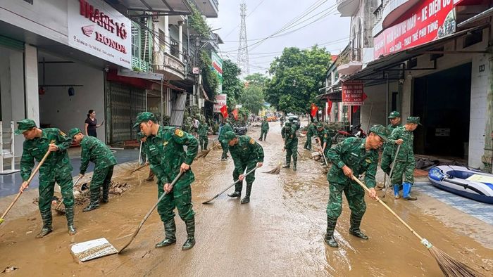  Nước lũ rút dần, lực lượng chức năng khẩn trương hỗ trợ nhân dân dọn dẹp, vệ sinh môi trường. Ảnh: BIÊN PHÒNG TỈNH LẠNG SƠN 