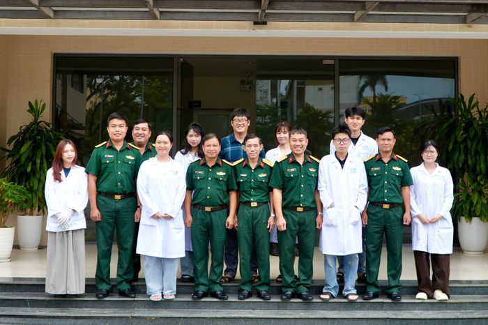 Đoàn công tác Bộ Tư lệnh TPHCM chụp hình lưu niệm cùng cán bộ, nghiên cứu sinh của Trung tâm Giám định ADN sau khi hoàn tất bàn giao