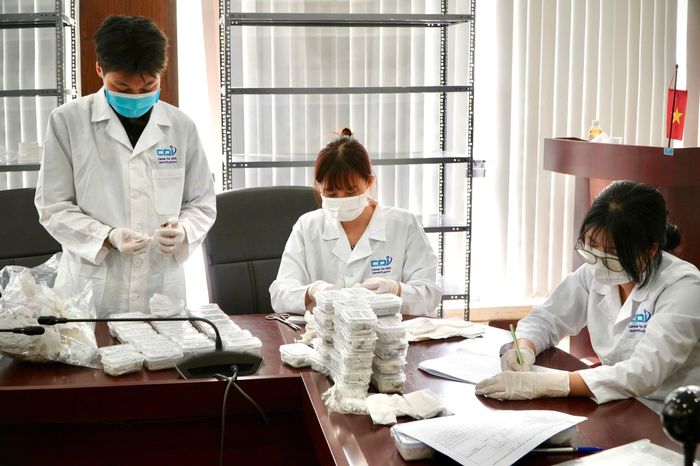 Cán bộ Trung tâm Giám định ADN tiếp nhận mẫu sinh phẩm hài cốt liệt sĩ được vận chuyển từ TPHCM