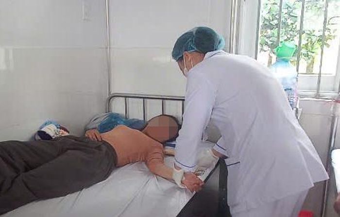  Bác sỹ Trung tâm y tế An Khê thăm khám cho bệnh nhân. Ảnh: TTYT An Khê cung cấp 