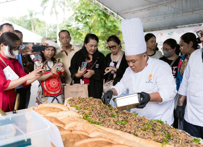 Đầu bếp trình diễn làm bánh mì chay khổng lồ tại lễ hội