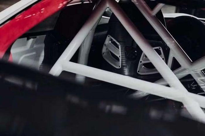 Porsche đã tiến hành các bài kiểm tra xác thực kỹ thuật số diện rộng. Quá trình này gồm các mô phỏng va chạm và các thử nghiệm để xác thực hoạt động kích hoạt túi khí. Ngoài ra, phân tích cấu trúc chi tiết cũng được thực hiện, đặc biệt liên quan đến tải trọng dự kiến trên cánh gió sau cỡ lớn.
