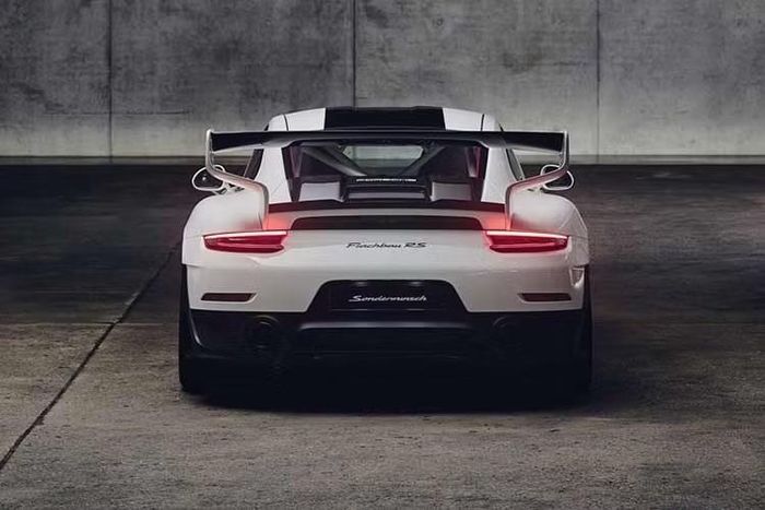 Thiết kế này dựa trên chiếc Porsche 935 huyền thoại từng thống trị các giải đua sức bền trong nhiều năm. Từ năm 1982-1989, đã có 948 chiếc thuộc phiên bản đặc biệt này được bán ra. Ngay cả khi tính cả các bản độ sau này, các dòng xe "Flachbau" cho đến nay vẫn nằm trong số những biến thể hiếm nhất của dòng 911.