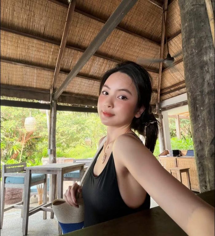 Chu Thanh Huyền sinh năm 1994, hiện sinh sống và làm việc tại Hà Nội. Cô được biết đến với công việc kinh doanh mỹ phẩm online. Sau khi chuyện tình cảm với Quang Hải được công chúng quan tâm, tên tuổi của Thanh Huyền cũng ngày càng được biết đến rộng rãi hơn. Ảnh: FB Chu Thanh Huyền