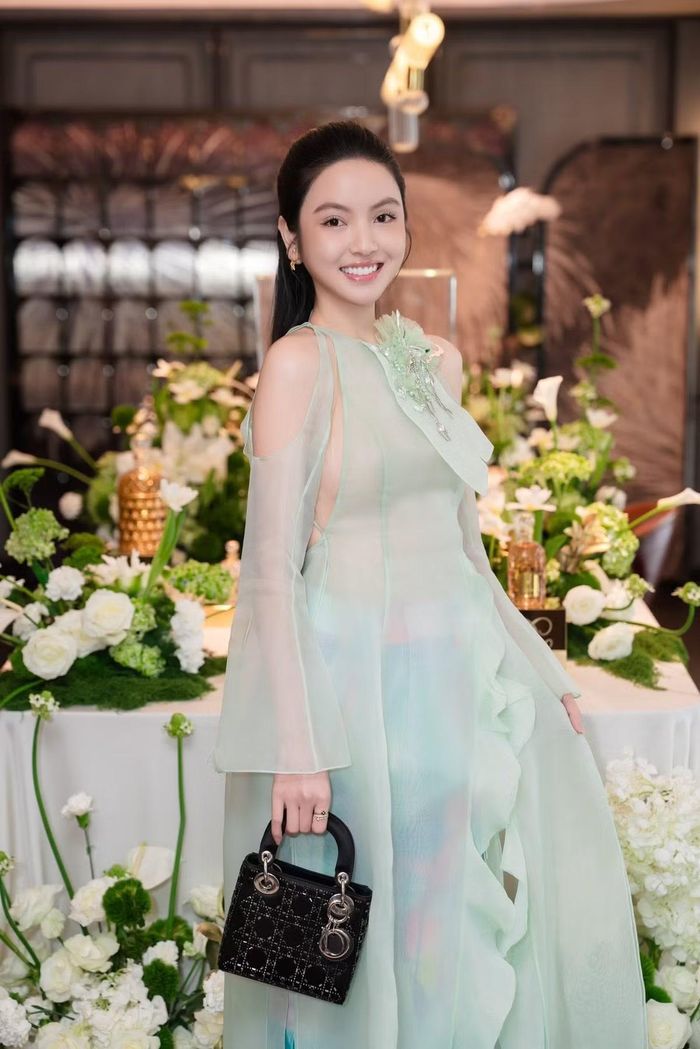 Không dừng lại ở lĩnh vực mỹ phẩm, thời gian gần đây Chu Thanh Huyền còn phát triển thêm một thương hiệu thời trang. Việc liên tục mở rộng hoạt động kinh doanh cho thấy hình ảnh của cô không chỉ gắn với danh xưng bà xã cầu thủ mà còn là một người phụ nữ chủ động trong công việc và tài chính. Ảnh: FB Chu Thanh Huyền
