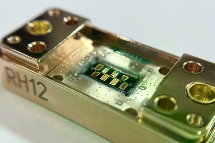 Một con chip với các bộ cộng hưởng tantalum được sản xuất tại Quantum Park. Nguồn: Ilya Stepanov