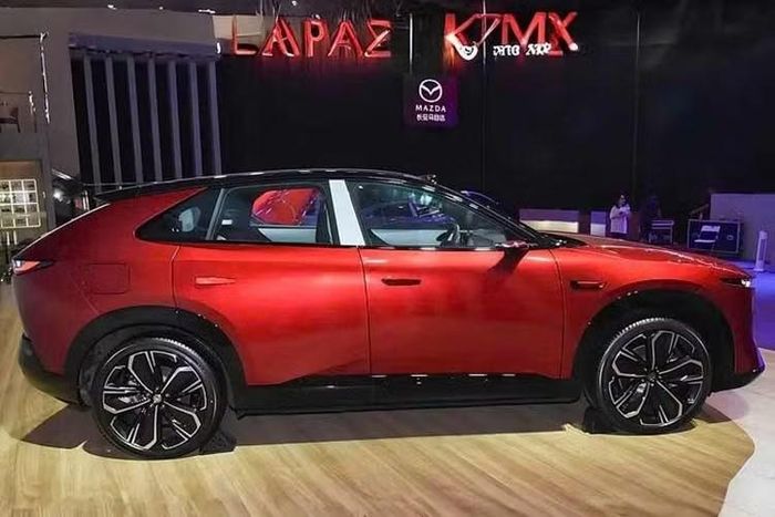 CX-6e là mẫu xe năng lượng mới thứ hai của Mazda tại Trung Quốc, sau sedan 6e/EZ-6. Xe được phát triển bởi liên doanh Changan-Mazda trên nền tảng EPA1 của Changan và có mối liên hệ kỹ thuật với Deepal S07. Điểm nâng cấp đáng chú ý nhất trên CX-6e là cảm biến LiDAR đặt trên nóc xe.