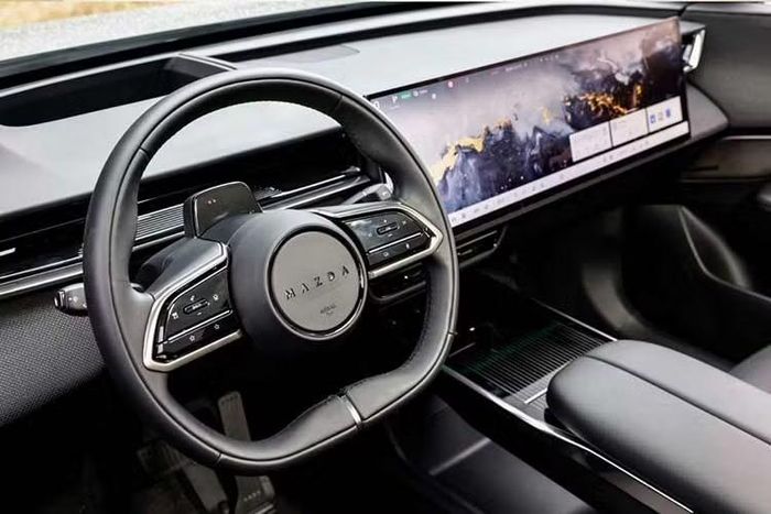 Về kích thước, Mazda CX-6e dài 4.850mm, rộng 1.935mm, cao 1.620 mm và có chiều dài cơ sở 2.902mm. Trọng lượng không tải dao động 2.048-2.180kg tùy phiên bản. Hệ thống treo gồm McPherson phía trước và đa liên kết phía sau. Xe sở hữu nội thất khác biệt đáng kể so với các mẫu Mazda truyền thống, với số lượng nút bấm vật lý được tối giản.