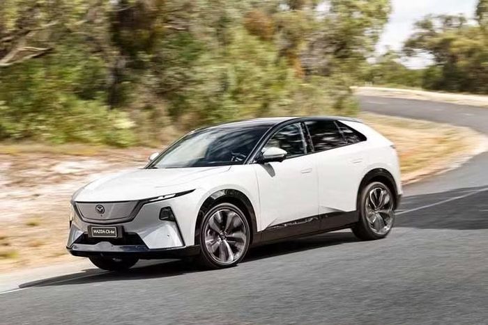 Mazda CX-6e 2026 hiện được bán tại Trung Quốc với giá 119.900-166.900 nhân dân tệ (tương đương khoảng 465 - 648 triệu đồng). Các phiên bản thuần điện có giá cao hơn khoảng 10.000 nhân dân tệ so với bản EREV. Phiên bản trang bị LiDAR dự kiến khởi điểm từ 160.000 nhân dân tệ.