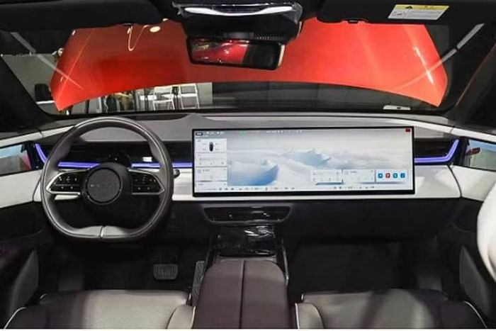 Xe cũng có tính năng đỗ xe từ xa và tự động di chuyển theo lộ trình được thiết lập. Mazda chưa công bố nhà cung cấp cảm biến LiDAR. Trong khi đó, Deepal S07, mẫu xe có quan hệ kỹ thuật với CX-6e, sử dụng hệ thống hỗ trợ lái Qiankun tích hợp LiDAR của Huawei trên các phiên bản cao cấp.