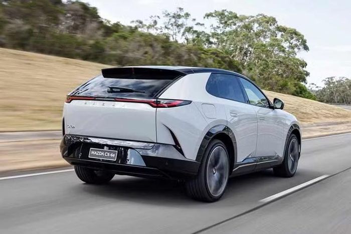 Trong khi đó, bản EREV sử dụng động cơ xăng 1.5L hút khí tự nhiên công suất 72kW (97 mã lực) làm bộ mở rộng phạm vi. Mô-tơ điện phía sau vẫn có công suất 190kW (255 mã lực). Pin LFP 31,73kWh của CATL-Changan cho phép xe chạy thuần điện khoảng 200km.