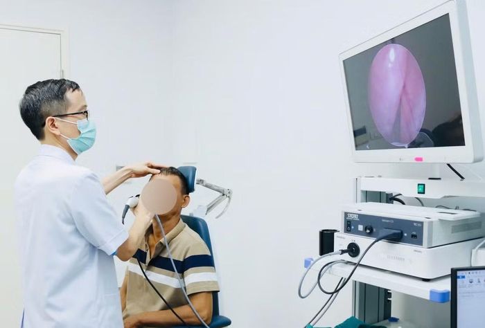 Bác sĩ nội soi gắp đỉa trong mũi cho bệnh nhân - Ảnh BVCC