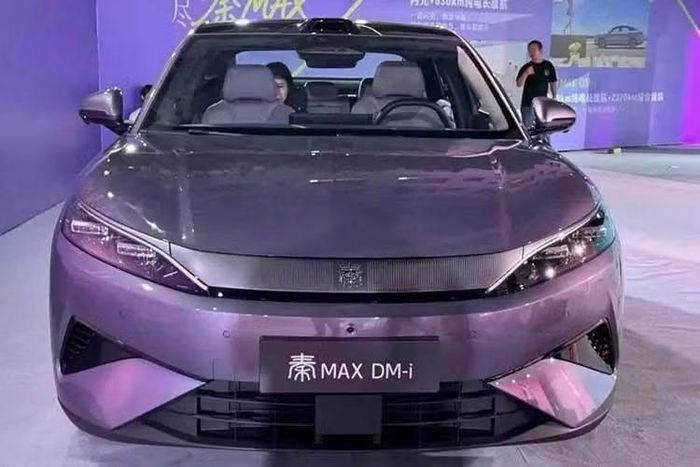 Qin Max sẽ được trang bị pin Blade thế hệ thứ hai cùng công nghệ sạc siêu nhanh Flash Charging của BYD. Theo BYD, hệ thống này cho phép sạc pin từ 10% lên 70% chỉ trong 5 phút hoặc từ 10% lên 97% trong khoảng 9 phút. Ngay cả trong điều kiện thời tiết khắc nghiệt với nhiệt độ xuống tới -30 độ C, thời gian sạc cũng chỉ tăng thêm khoảng 3 phút so với điều kiện thông thường.