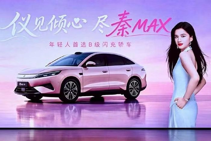 Khu vực đầu xe được áp dụng ngôn ngữ thiết kế mới nhất của dòng Dynasty, tương tự BYD Atto 3. Tại đây, xe sở hữu dải trang trí màu bạc và dải đèn LED định vị ban ngày nằm giữa hai đèn pha thanh mảnh. Bên dưới là cản trước hình chữ X mang phong cách thể thao. Khu vực phía sau chỉ được cải tiến nhẹ với cụm đèn hậu LED nối liền hai bên có thiết kế mới, vị trí gắn biển số được chuyển lên nắp cốp.