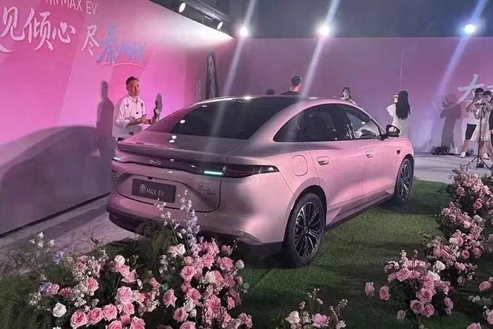 BYD Qin Max có kích thước dài x rộng x cao lần lượt 4.866 x 1.880 x 1.495 mm và chiều dài cơ sở 2.820 mm. Xe sẽ cạnh tranh với chính người anh em cùng thương hiệu là BYD Seal 06, Toyota Camry và Honda Accord trong phân khúc sedan hạng D. Trong đó, BYD Seal 06 mới ra mắt cách đây vài ngày khá tương đồng với Qin Max về mặt phiên bản, các thông số kỹ thuật và cơ khí cốt lõi.