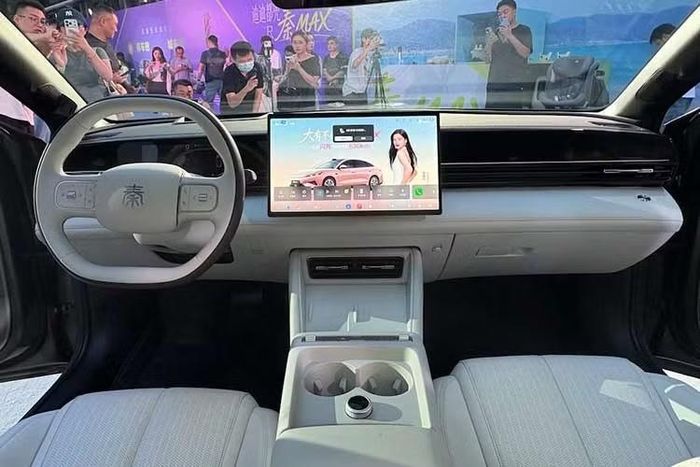 Bên trong BYD Qin Max 2026 là nội thất được thiết kế theo phong cách bao quanh người lái với các chi tiết trang trí mạ crôm. Xe được trang bị vô lăng đa chức năng hai chấu với cần số điện tử phía sau, bảng đồng hồ kỹ thuật số toàn phần, màn hình cảm ứng trung tâm 15,6 inch đặt nổi và màn hình hiển thị thông tin kính lái với công nghệ thực tế tăng cường AR-HUD.