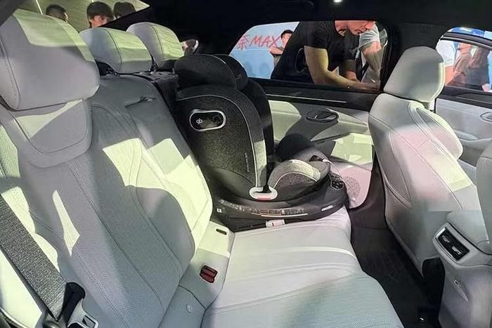 Tại thị trường Trung Quốc, BYD Qin Max có 2 tùy chọn động cơ. Đầu tiên là hệ truyền động hybrid sạc điện DM-i gồm động cơ xăng 1.5L, kết hợp với mô-tơ điện. Động cơ xăng có công suất tối đa 74 kW (khoảng 99 mã lực) trong khi con số tương ứng của mô-tơ điện là 175 kW (235 mã lực). Xe sử dụng bộ pin lithium-sắt-phosphate (LFP). Nhờ đó, Qin Max có phạm vi hoạt động tổng cộng lên tới 2.370 km và mức tiêu thụ nhiên liệu chỉ 2,59 lít/100 km.
