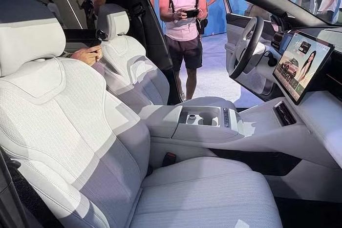 Cụm điều khiển trung tâm được mở rộng với một khoang chứa đồ dạng mở có dung tích lớn bên dưới. Phía trên là sạc điện thoại không dây 50 W, một số phím bấm vật lý, 2 giá để cốc và núm xoay điều khiển tích hợp màn hình hiển thị nhỏ để điều chỉnh các chức năng như âm lượng. Tủ lạnh tích hợp có chức năng làm mát/hâm nóng cũng được trang bị cho mẫu xe Trung Quốc này.