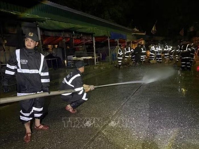 Các cán bộ chiến sĩ tổ chức phun nước rửa trong chợ.
