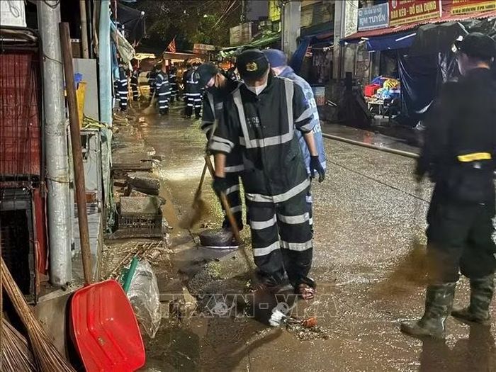 Các chiến sĩ dọn dẹp sạch tại hệ thống thoát nước của chợ.
