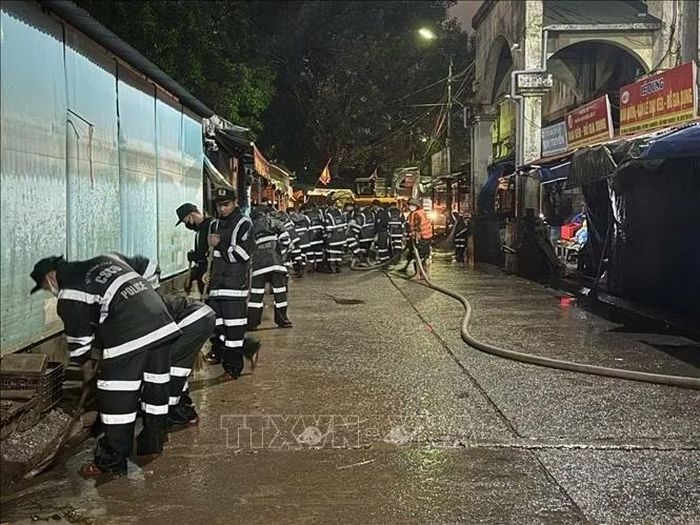 Lực lượng chức năng tổ chức dọn dẹp trên các lối đi trong chợ.