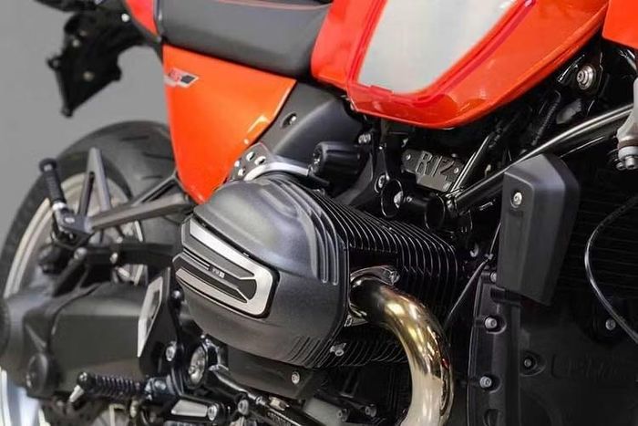 Là một mẫu xe đặc biệt nên BMW R 12 S được trang bị "full option". Vành xe là loại Option 719 Wheel Classic II, với vành nan hoa không săm bằng nhôm anode bạc dành riêng cho R 12 S.