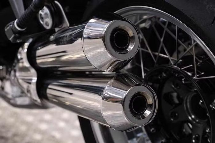 Động cơ của BMW R 12 S được kết hợp với hộp số 6 cấp, với công suất được truyền đến bánh sau thông qua trục truyền động các đăng. Hệ thống treo cũng giống hệt nhau, với phuộc ngược 45mm có thể điều chỉnh hoàn toàn và hệ thống treo sau Paralever có khả năng điều chỉnh độ nảy và tải trước.
