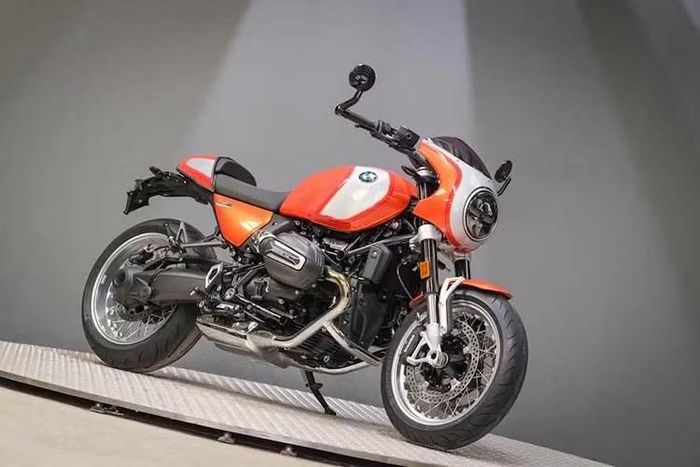 BMW Motorrad Việt Nam hiện đang mời chào khách hàng mua mẫu cafe racer đặc biệt R 12 S. Đây là mẫu xe được ra mắt lần đầu vào tháng 11/2024, lấy cảm hứng từ phong cách cổ điển, nhằm tôn vinh chiếc cafe racer R 90 S năm 1973.