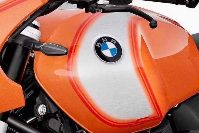 Về mặt cơ học, R 12 S và R NineT giống nhau. Cả hai đều được trang bị động cơ Boxer 1.170cc làm mát bằng không khí/dầu, cho công suất cực đại 109 mã lực tại 7.000 vòng/phút và 115Nm tại 6.500 vòng/phút.