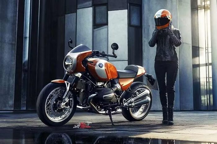 Các tính năng khác cho người sử dụng BMW R 12 S mới bao gồm tay nắm có sưởi, kiểm soát hành trình, Headlight Pro, Shift Assistant Pro, Hill Start Assist và một số chi tiết nhôm CNC.