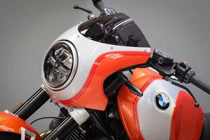 Với ý nghĩa tôn vinh "đàn anh" BMW R 90 S, R 12 S mới cũng có màu sơn cam là Lava Orange Metallic với nhôm phay xước và sọc kép màu đỏ tương tự như Daytona Orange của người tiền nhiệm năm 1975.