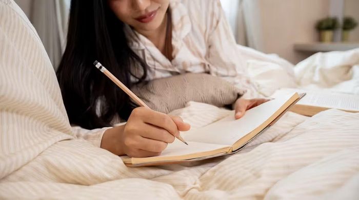 Ghi lại giấc mơ ngay sau khi thức dậy có thể giúp lưu giữ những chi tiết dễ biến mất khỏi trí nhớ. (Ảnh: BongkarnThanyakij/Getty Images)