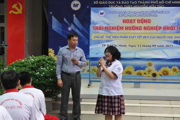 TS Đỗ Đình Đảo trao đổi với học sinh tại hoạt động trải nghiệm hướng nghiệp của trường. Ảnh: NVCC