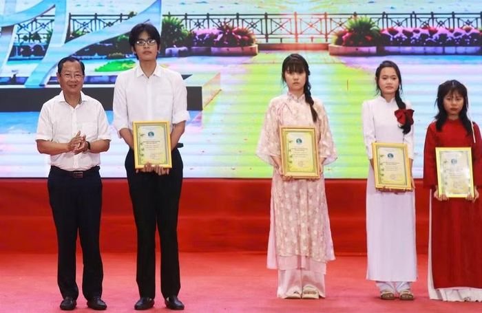 Tập thể Trường THPT Võ Văn Kiệt đạt giải A tập thể.