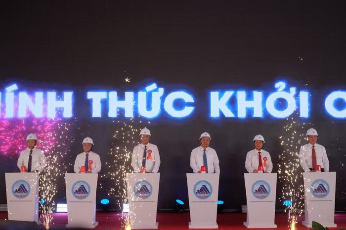 Các đại biểu thực hiện nghi thức nhấn nút khởi công dự án.