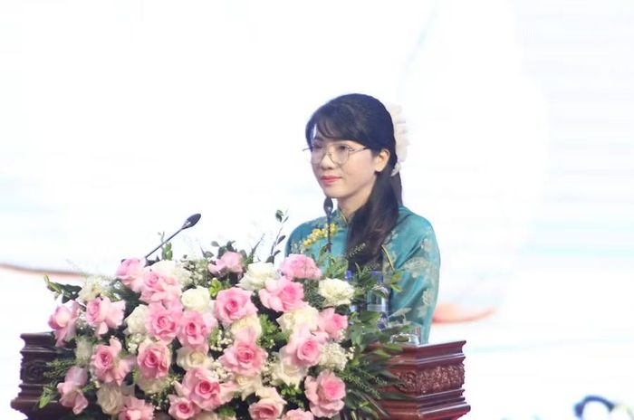 Đại biểu trình bày tham luận tại hội nghị.