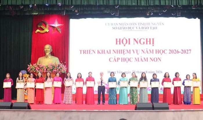 Giám đốc Sở GD&ĐT Hưng Yên Ông Phạm Đồng Thụy tặng giấy khen cho tập thể, cá nhân có thành tích xuất sắc trong năm học 2025-2026.
