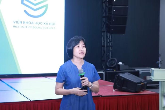 PGS.TS Trần Thị Lệ Thu chia sẻ nhiều câu chuyện thực tế để nhấn mạnh vai trò của tư vấn tâm lý và công tác xã hội trong học đường.