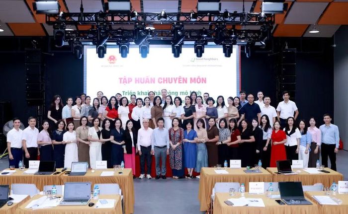 Các đại biểu chụp ảnh lưu niệm.