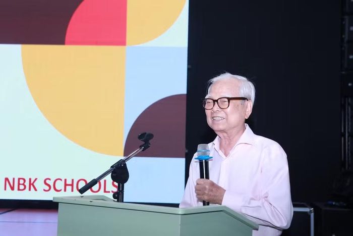 TS Nguyễn Văn Hòa trao đổi kinh nghiệm triển khai công tác xã hội và tư vấn tâm lý tại Trường Nguyễn Bỉnh Khiêm.