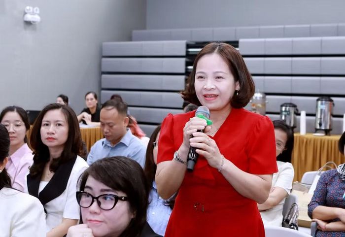 Cô Lê Thị Hiền - Phó Hiệu trưởng Trường THPT Vĩnh Yên (phường Vĩnh Yên, Phú Thọ) chia sẻ tại buổi tập huấn.