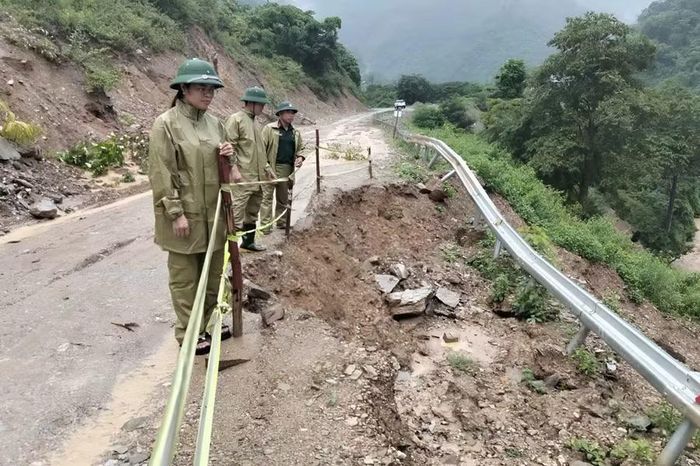 Sạt lở trên tuyến đường 543D, đoạn qua bản Xốp Típ, xã Mường Típ.