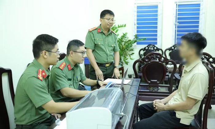 Cán bộ Công an tỉnh Bắc Ninh thẩm vấn Dương Văn Trọng.