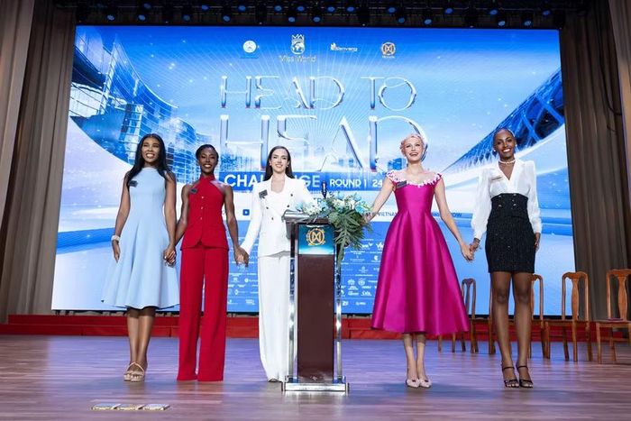 Các thí sinh tham gia vòng thi Head to Head Challenge của Miss World.