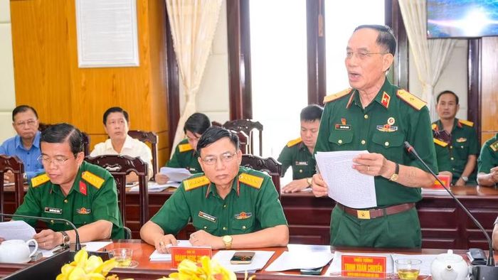 Thiếu tướng Trịnh Xuân Chiến, Nguyên Chính ủy Binh chủng Đặc công, phát biểu trao đổi tại hội thảo.
