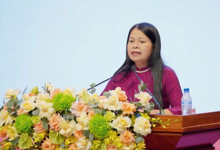 Bà Vũ Thị Liên Hương, Phó Giám đốc Sở GD&ĐT Quảng Ngãi báo cáo tổng kết qua 1 năm thực hiện Nghị quyết 71-NQ/TW về đột phá phát triển giáo dục và đào tạo.