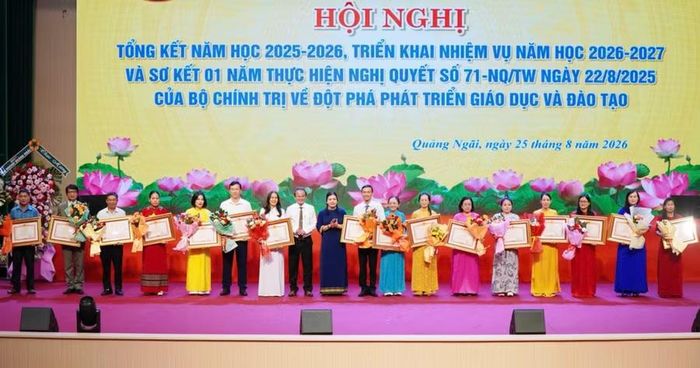 Trao khen thưởng cho nhiều tổ chức, cá nhân có thành tích xuất sắc của ngành GD&ĐT. Ảnh: Cổng TTĐT tỉnh Quảng Ngãi