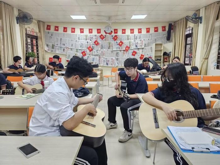 Học sinh Trường THCS&THPT Sư phạm tham gia CLB Guitar.
