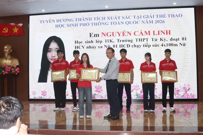 Học sinh được biểu dương khen thưởng.